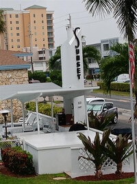 Building Photo - 1110 N Riverside Dr