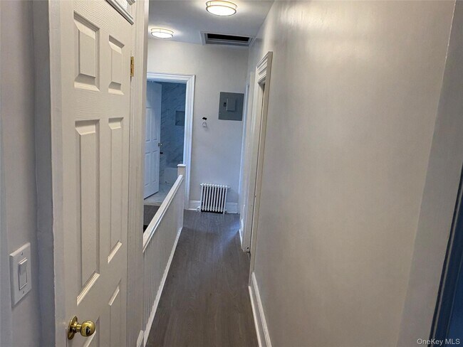 Building Photo - 675 E 230th St