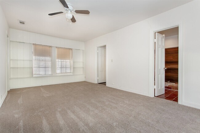Building Photo - 9025 San Fernando Way