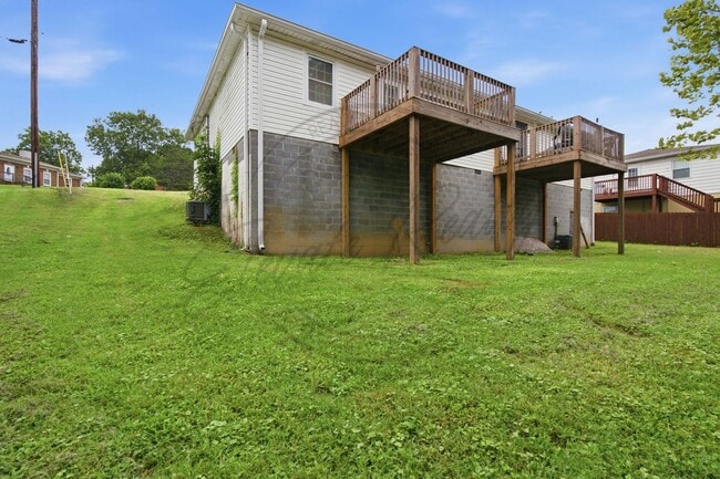 Building Photo - Two Bedroom Duplex in Hermitage with Back Deck!