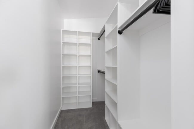 Building Photo - Fully Furnished - 2 bedroom / 2.5 unit in ...