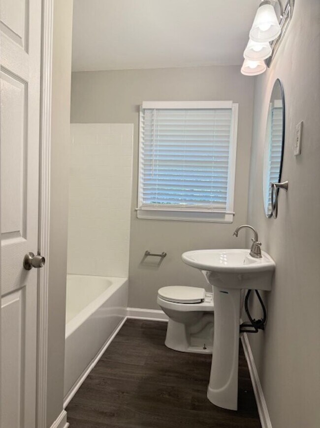 Building Photo - Newly Renovated 3 Bedroom / 1 Bath Ranch w...
