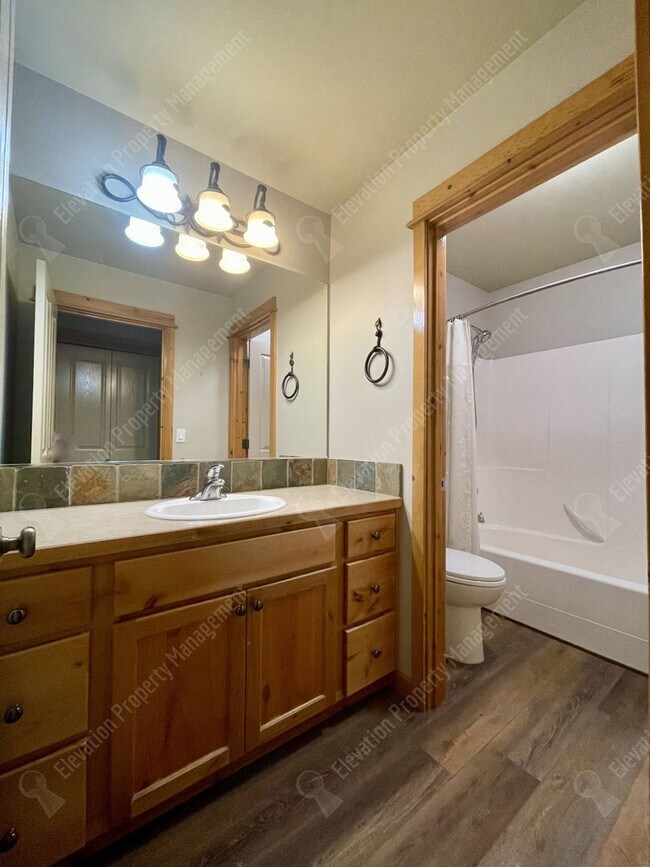 Building Photo - 3-BR mountain-style home in SE Bend