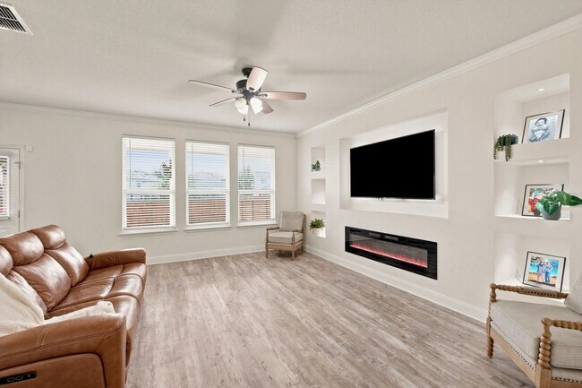 Building Photo - Spacious 6 Bedroom with Media Room!