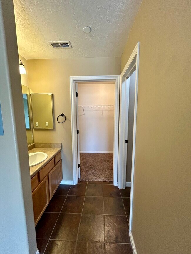 Building Photo - Bright 3-Bed, 2-Bath Condo with Mountain Views & Community Amenities