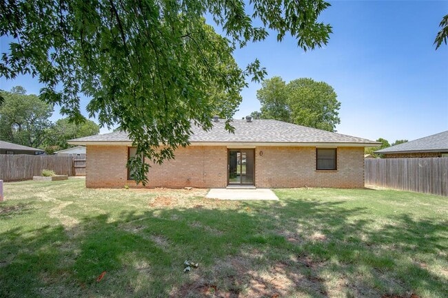 Building Photo - 630 S Heights Dr