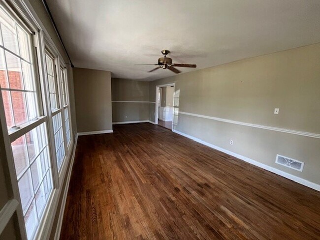 Building Photo - Perfect "Work from Home" Location!