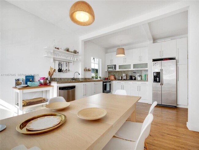 Building Photo - 727 14th Pl