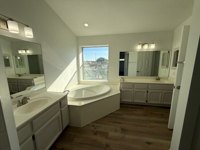 Building Photo - 4 BEDROOM IN RANCHO SERENO - FRESHLY REMODELED