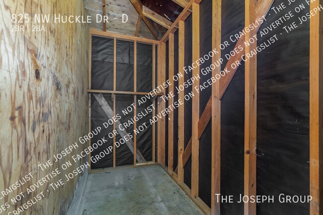 Building Photo - 825 NW Huckle Dr