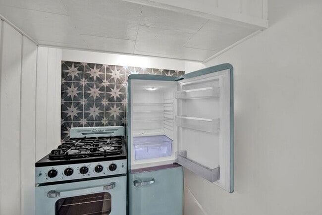 Building Photo - Elegant 1BR Basement Suite in Downtown His...