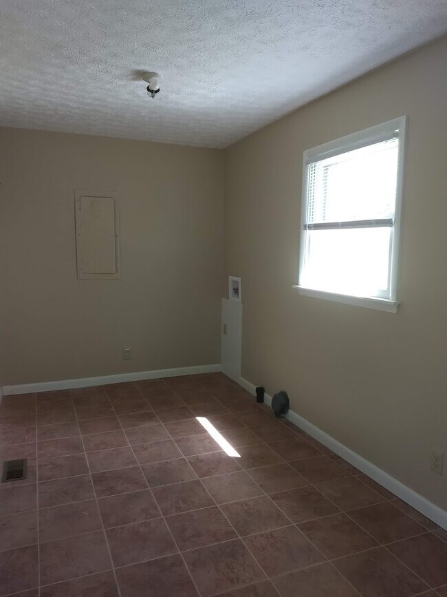 Building Photo - 137 Prentice St