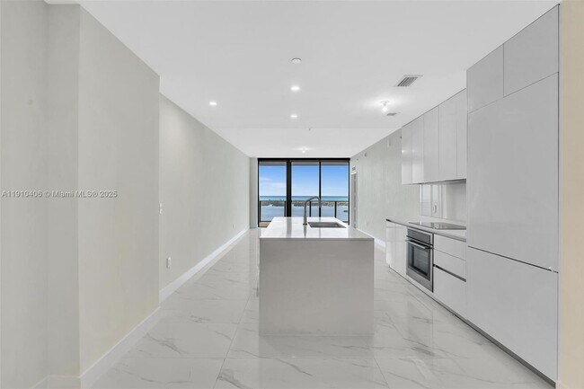 Building Photo - 700 NE 24th St