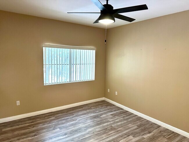 Building Photo - Stunning and spacious Portofino condo at Lakewood.