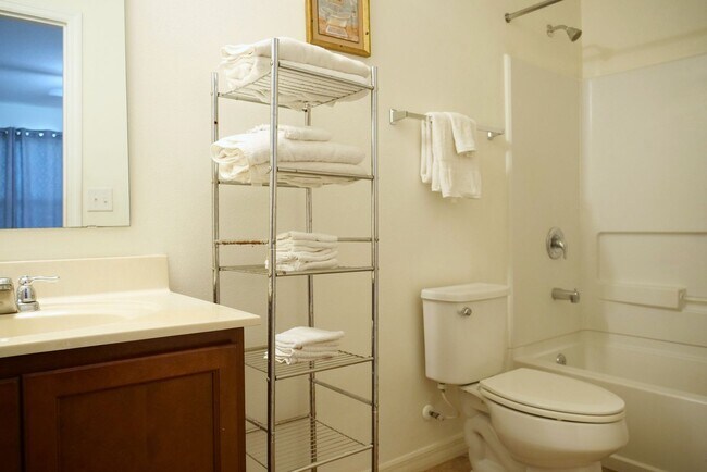 Building Photo - Beautiful Fully Furnished 4-Bedroom Home i...