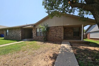Building Photo - (2) Bed/(2) Bath Duplex Avail NOW! Small Pet Negotiable!