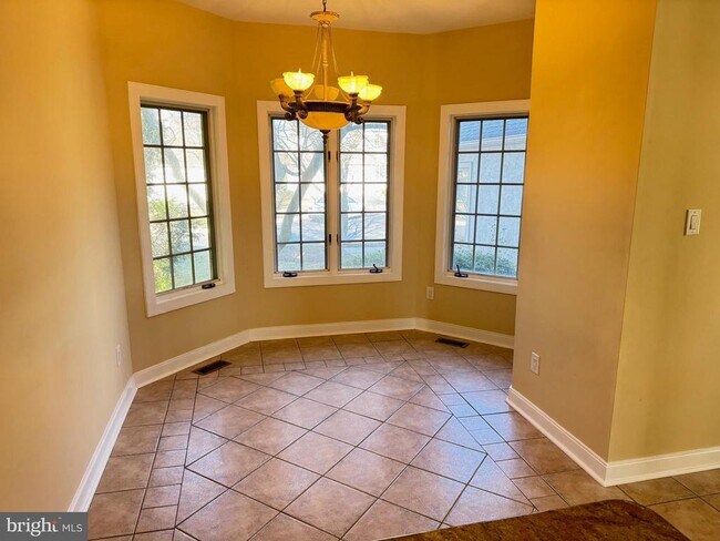 Building Photo - 327 Overlook Ln