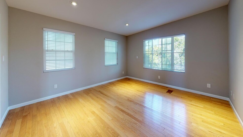 Building Photo - 710 Telford Ave