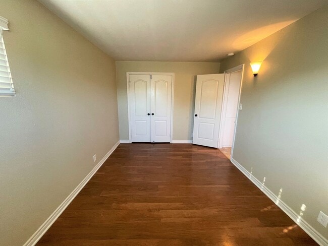 Building Photo - Pierpont Beach Duplex