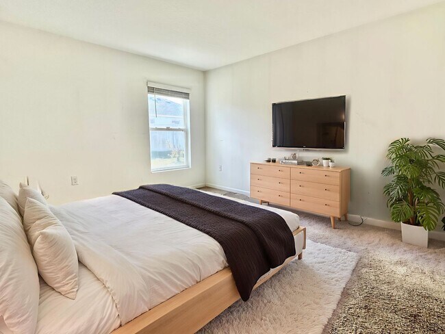 Building Photo - Premier 4bedrooms/2baths residence - Florida living at its finest!