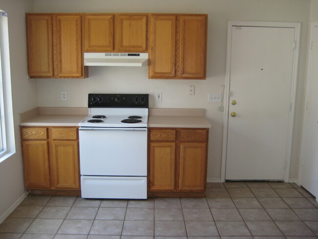 Building Photo - NICE 3 BR HOME W/ COUNTRY KITCHEN*CERAMIC ...