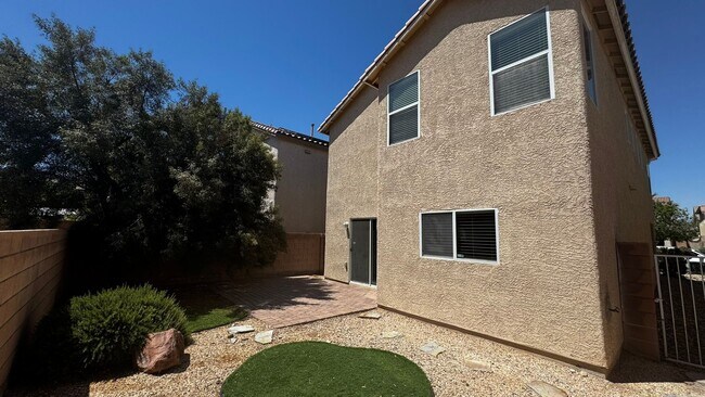 Building Photo - Executive Living Don't Miss Out 4 bdrm