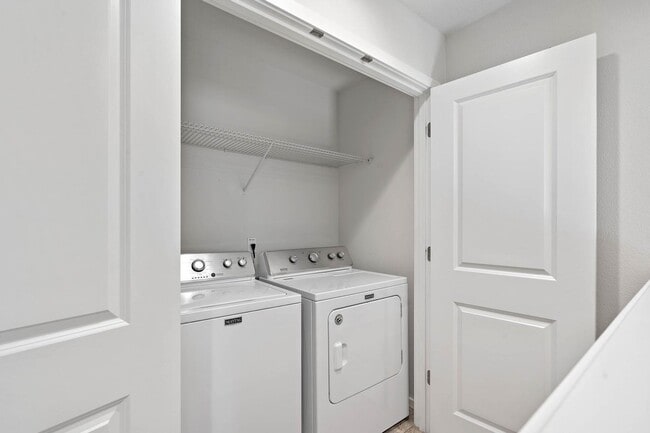 Building Photo - $1K move-in special! Sparkling clean newer 4-bdrm/3.5-bath townhome. 2-car garage, near Forest Park