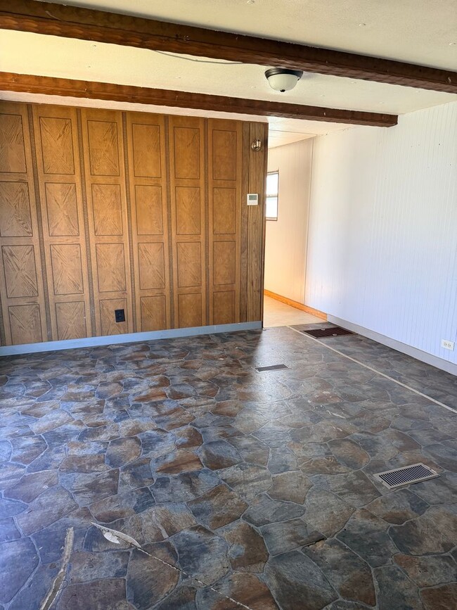 Building Photo - Rural setting - 2 bed 1 bath