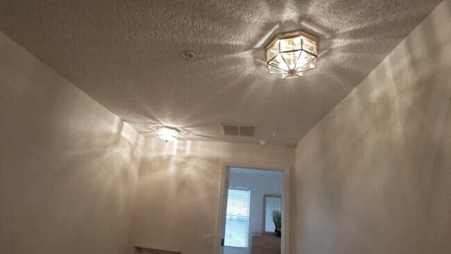 Building Photo - Beautiful Furnished 2/2.5  Pool View Condo x Rent Close to Universities.