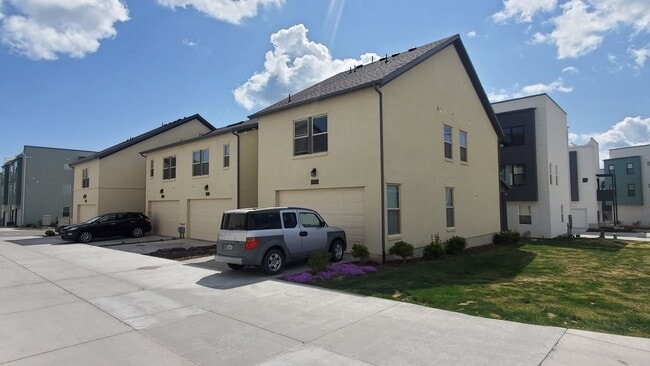 Building Photo - Great 3 Bd 2 Ba Townhome 2 Car Garage