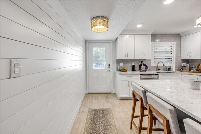 Building Photo - 2100 N Peninsula Ave