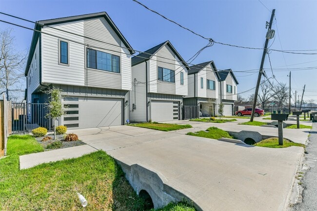 Building Photo - 4211 Nichols St