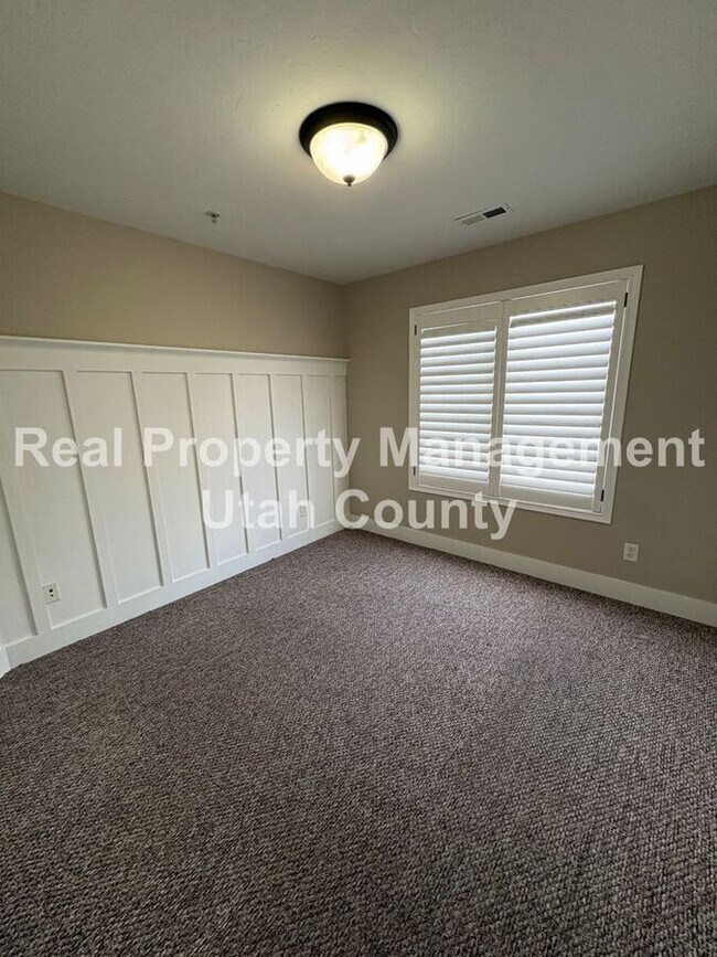 Building Photo - 581 S 2220 W