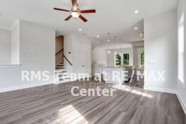 Building Photo - 1650 Mountain Top Ln