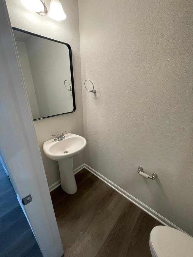 Building Photo - 2BD 2BA Townhome