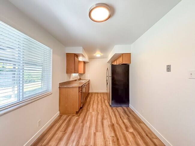 Building Photo - 2 Bed 1 Bath - New carpet - New paint - Great location!