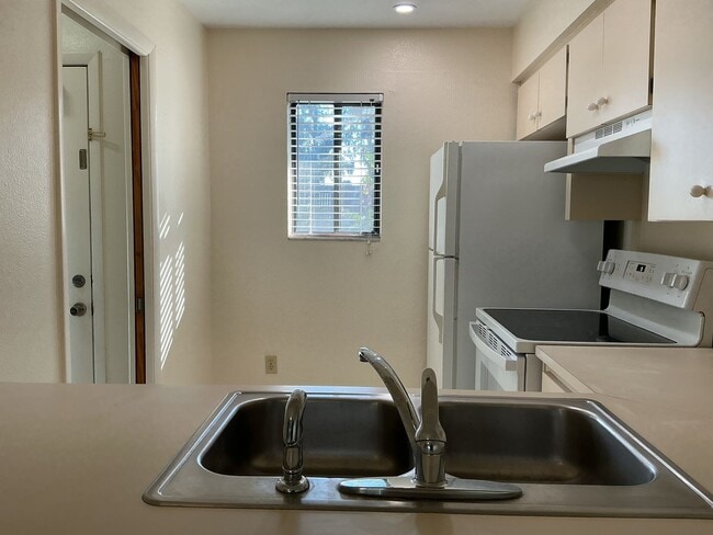 Building Photo - 411 E Park St