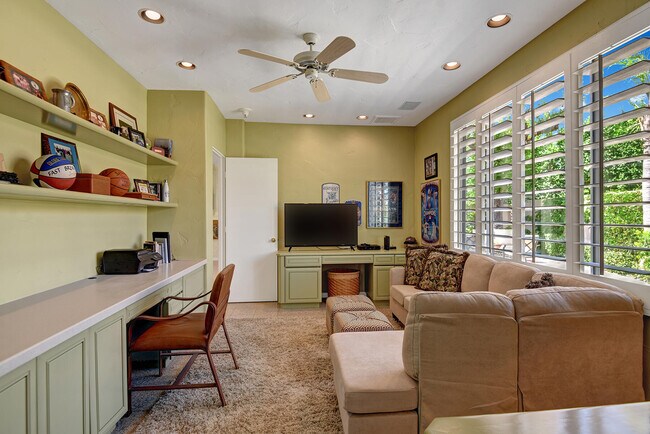 Building Photo - 383 Desert Holly Dr