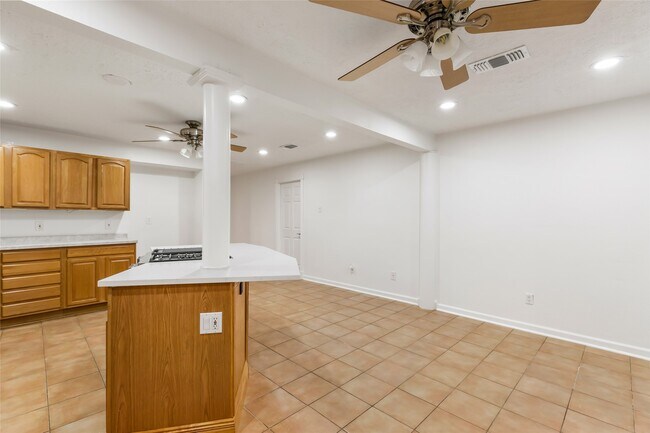 Building Photo - 22595 Pineridge Dr