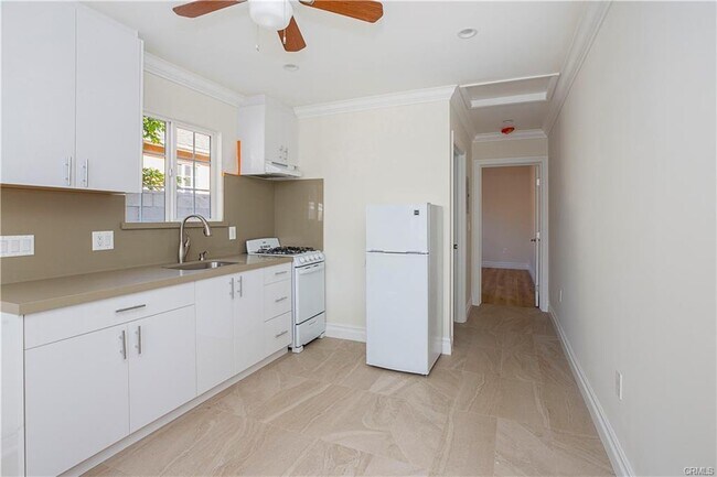 Building Photo - 7822 Hazeltine Ave