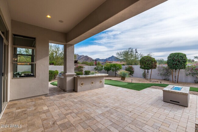 Building Photo - 9901 E Edgestone Dr