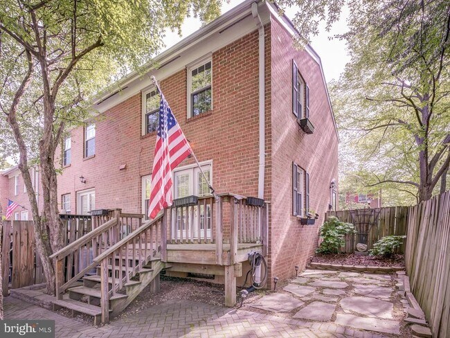 Building Photo - 514 S Henry St