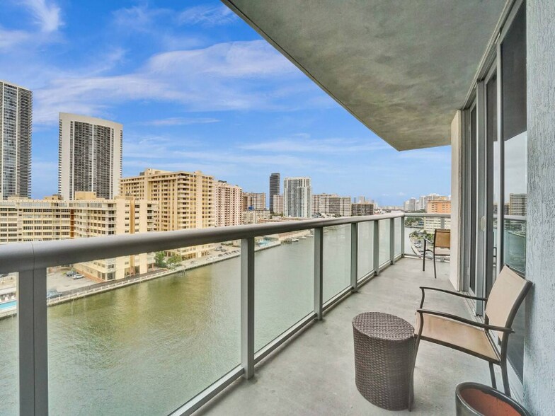 Building Photo - 2602 E Hallandale Beach Blvd