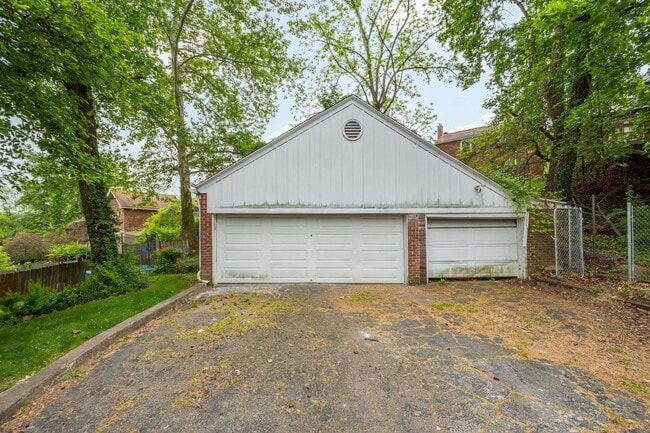 Building Photo - Stunning 5 bedroom home in McKeesport available July 1!