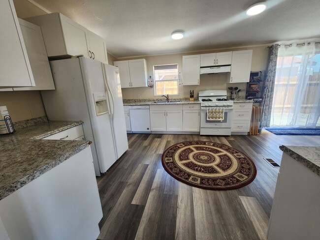 Building Photo - Fully Furnished 3 Bedroom Home