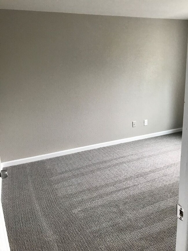 Building Photo - For Rent – Beautifully Remodeled 2-Bedroom...