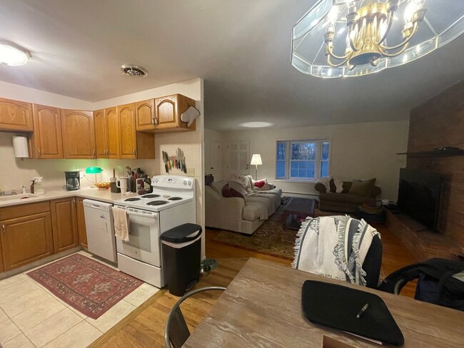 Building Photo - 3 bed, 1 1/2 Bath House