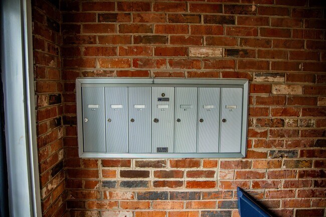 Building Photo - One Bedroom Condo in Barracks West