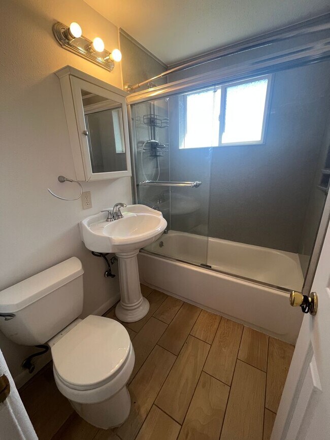 Building Photo - Great 2-Bedroom 1 Bathroom in Lakewood!
