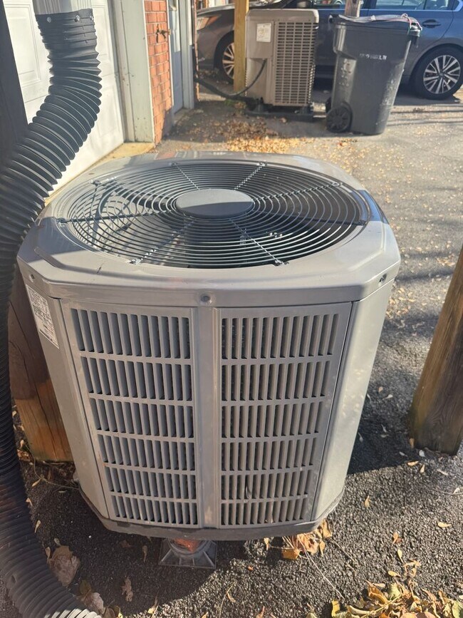 Building Photo - Updated Townhouse In Hunter Hills